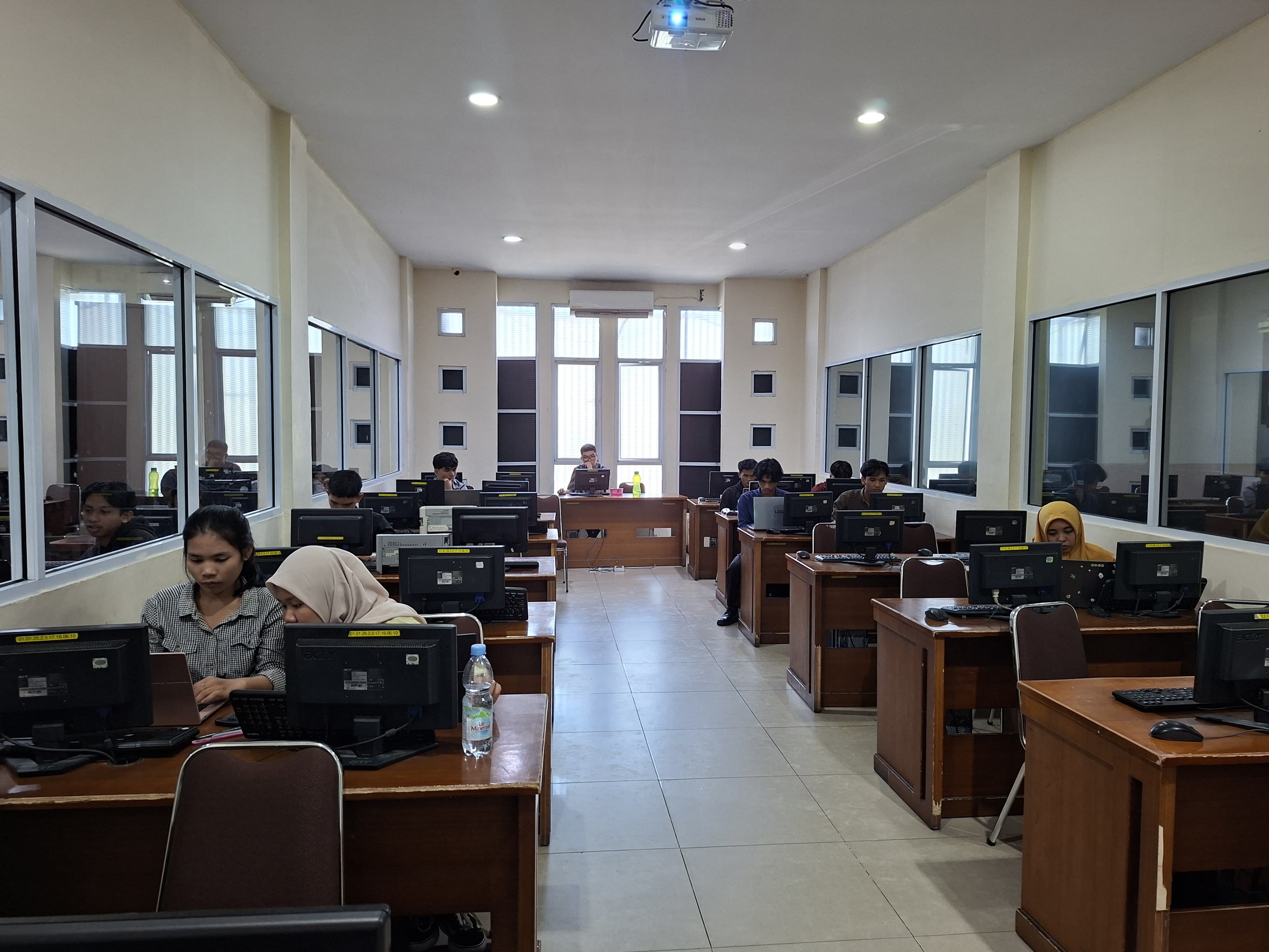 Kegiatan LCC Web Design Materi Desain produk